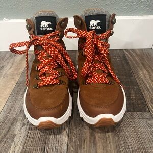 Sorel Women's Kinetic Breakthru
Conquest Waterproof Sneaker
Boots Size 8